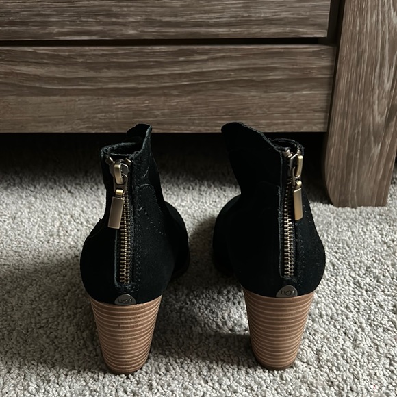 BRAND NEW UGG BLACK SUEDE ANKLE BOOTS SIZE 6 - Picture 3 of 6